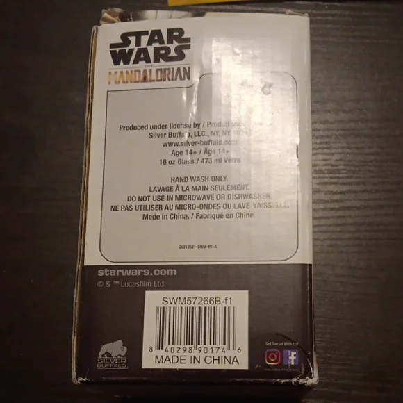 Star Wars Mandalorian Baby Yoda Glass with Blue and Green Design (NIB) - Picture 2 of 2